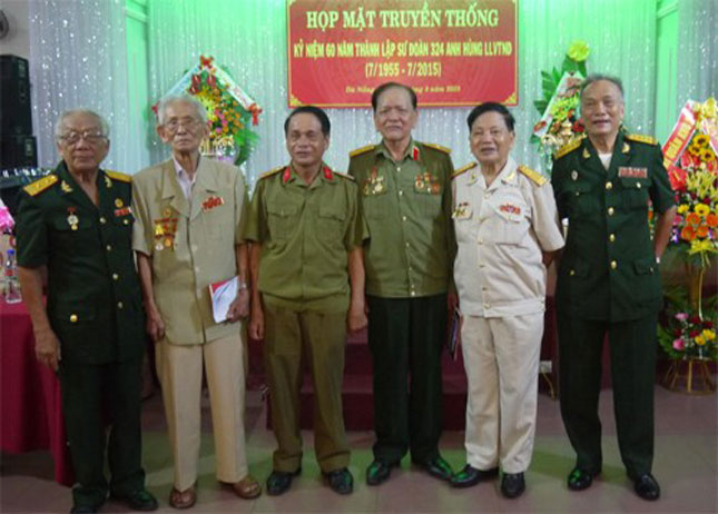 Đại tá Lâm Quang Minh (thứ 2 từ trái sang) với các cựu chiến binh Sư đoàn 324. Ảnh: Internet