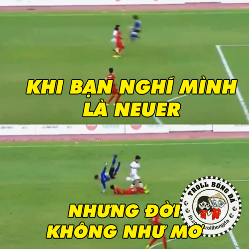 Pha xử lý khó hiểu của Phí Minh Long dẫn đến bàn thua thứ 2 trước U22 Thái Lan. (Ảnh: Troll Bóng Đá)