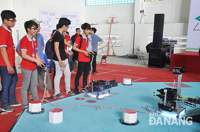 Đội DNL điều khiển các con robot tại cuộc thi. Ảnh: T.T