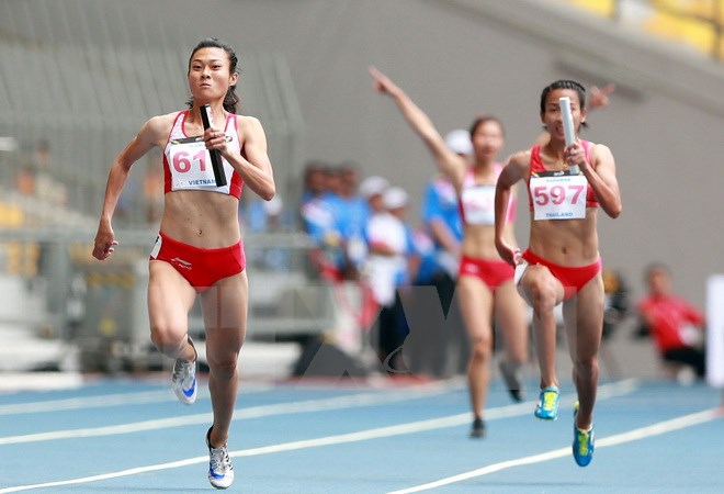 VĐV Lê Tú Chinh (số 617) bứt phá về đích đoạt huy chương vàng nội dung 4x100m nữ. (Ảnh: Quốc Khánh/TTXVN)