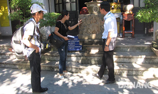 Anh Đặng Hoàng Dương, hướng dẫn viên thuộc Tổ hướng dẫn, Ban Quản lý Danh thắng Ngũ Hành Sơn giới thiệu về bệ đá Chăm được đặt trước chùa Linh Ứng.