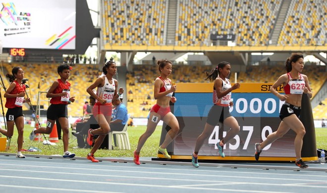 Các VĐV trên đường chạy chung kết nội dung 5.000m nữ. (Ảnh: Quốc Khánh/TTXVN)