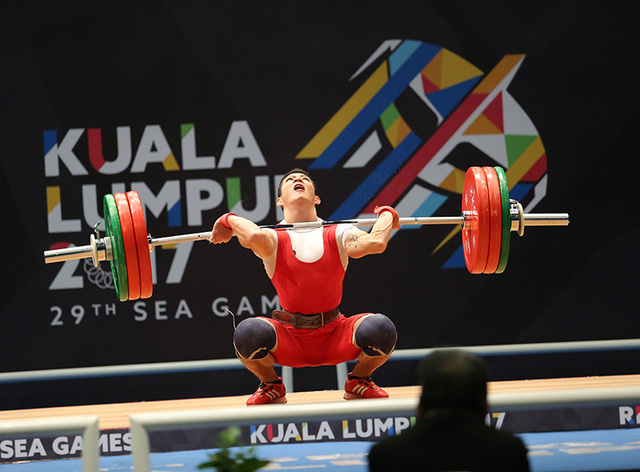 Thạch Kim Tuấn đã thành công ở lần cử giật đầu tiên với 120kg