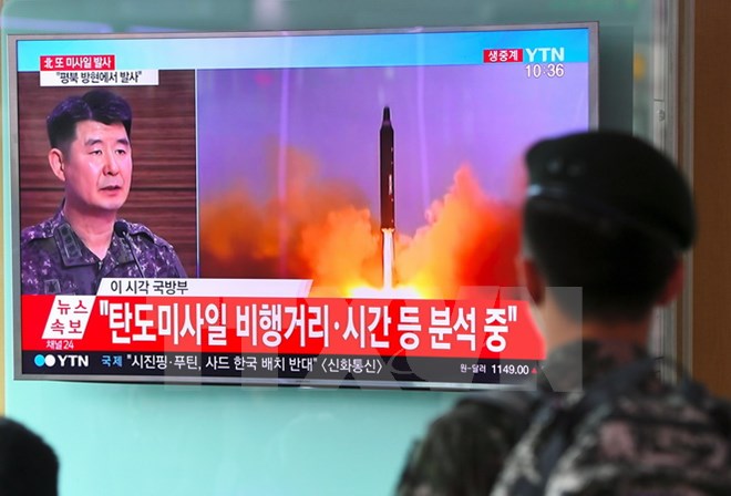 Một vụ phóng tên lửa của Triều Tiên được phát trên truyền hình tại một nhà ga ở Seoul, Hàn Quốc ngày 4/7. (Nguồn: AFP/TTXVN)