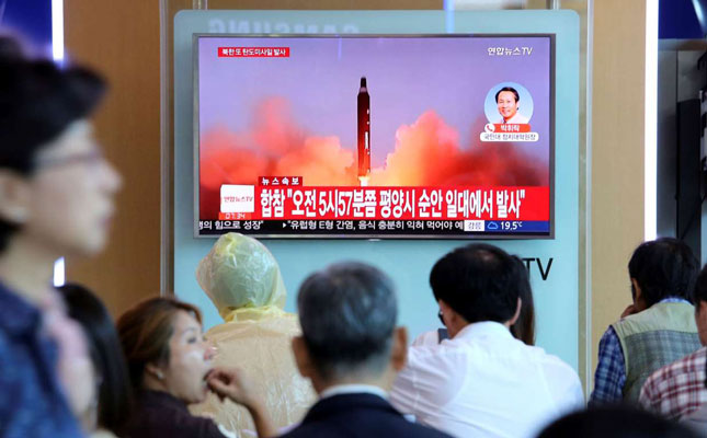 Người dân Hàn Quốc theo dõi vụ phóng tên lửa của CHDCND Triều Tiên tại nhà ga Seoul. 						                 Ảnh: AP