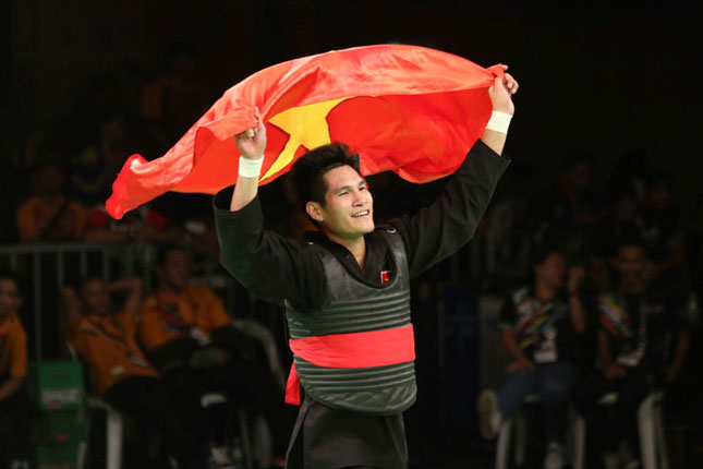 Niềm vui của đương kim vô địch thế giới Pencak Silat Nguyễn Duy Tuyến sau chiến thắng ở nội dung đối kháng hạng cân 80kg nam.          Ảnh: KHẢ HÒA