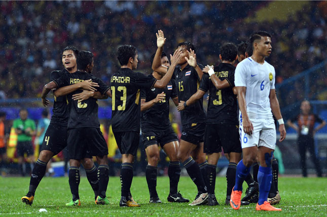 Niềm vui của các cầu thủ U22 Thái Lan (áo đen) sau chiến thắng 1-0 trước U22 Malaysia (áo trắng) trong trận chung kết SEA Games 29.