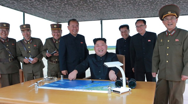 Ông Kim Jong-un theo dõi vụ phóng thử tên lửa ngày 29/8. Ảnh: Reuters