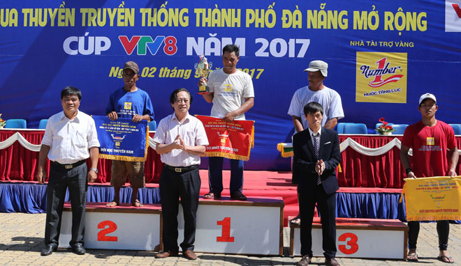 Các đội nam Hòa Vang, Hải Châu, Liên Chiểu, Đồng Nghệ (từ trái sang) trên bục nhận giải thưởng của giải Đua thuyền truyền thống TP Đà Nẵng mở rộng, Cúp VTV 8 - 2017.