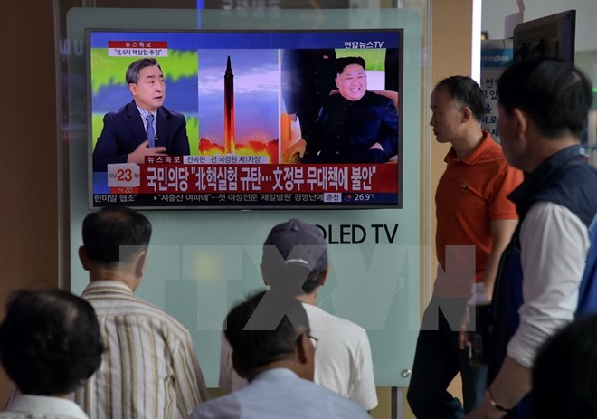 Người dân theo dõi bản tin về vụ thử hạt nhân của Triều Tiên trên màn hình tivi tại một nhà ga ở Seoul, Hàn Quốc ngày 3/9. (Nguồn: AFP/TTXVN)