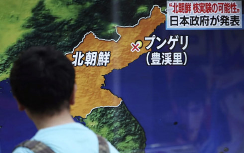 Truyền hình Nhật Bản đưa tin về vụ thử hạt nhân của Triều Tiên. (Ảnh: AP)