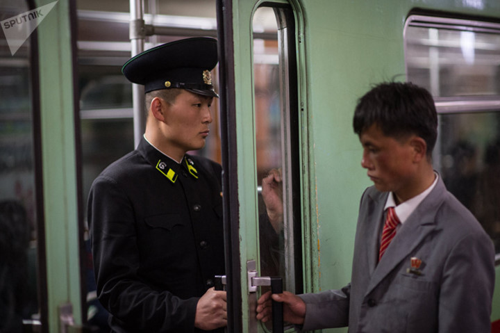 Một thanh niên Triều Tiên lên tàu điện ngầm tại Bình Nhưỡng. Ảnh: Sputnik