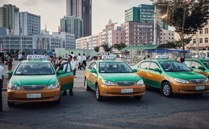 Đội xe taxi chờ khách tại khu vực trung tâm thủ đô Bình Nhưỡng. Ảnh: KiwiReport
