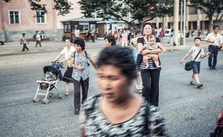 Người dân Triều Tiên thoải mái đi bộ trên những con phố vắng xe cộ. Ảnh: KiwiReport