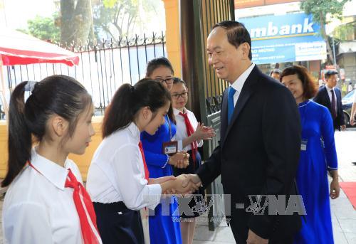 Các thầy cô giáo và học sinh trường THCS Trưng Vương vui mừng được đón tiếp Chủ tịch nước Trần Đại Quang 