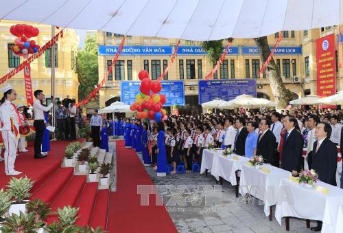 Chủ tịch nước Trần Đại Quang cùng toàn thể học sinh và giáo viên cử hành nghi lễ chào cờ và hát Quốc ca khai giảng năm học mới.