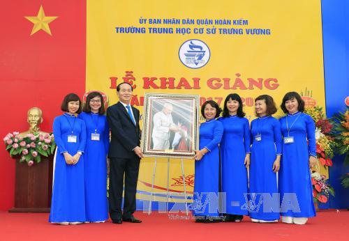Chủ tịch nước Trần Đại Quang tặng bức tranh 