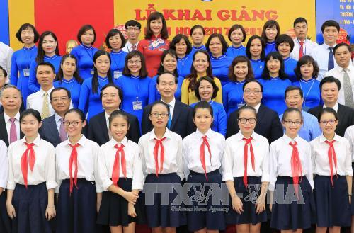 Chủ tịch nước Trần Đại Quang chụp ảnh chung với thầy cô giáo và học sinh của nhà trường.