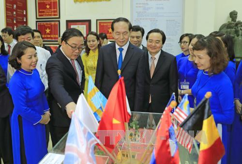Chủ tịch nước Trần Đại Quang và các đại biểu tham quan Phòng truyền thống của Trường Trung học cơ sở Trưng Vương. 