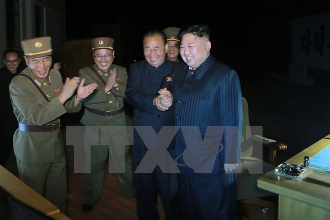 Nhà lãnh đạo Triều Tiên Kim Jong-un (giữa) thị sát vụ phóng thử tên lửa ICBM Hwasong-14 tại một địa điểm bí mật ở Triều Tiên ngày 28/7. (Nguồn: EPA/TTXVN)