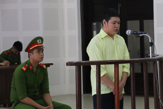 Bị cáo Trần Tiến Hoàng đứng nghe tuyên án