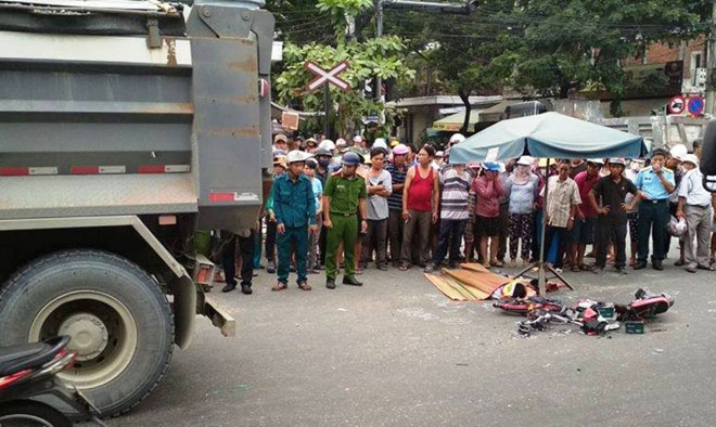 Hiện trường vụ tai nạn nghiêm trọng khiến nữ sinh lớp 8 tử vong tại chỗ. (Ảnh: FB Nguyễn Rôn).