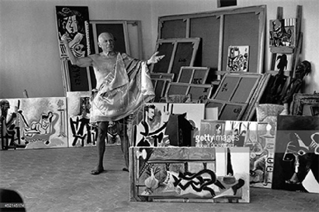 Picasso trong xưởng vẽ của mình ở Paris.
