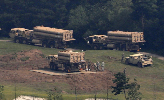 Hệ thống phòng thủ tên lửa tầm cao giai đoạn cuối (THAAD) được triển khai ở thị trấn Seongju (Hàn Quốc) nhằm đối phó với mối đe dọa tên lửa và hạt nhân từ Triều Tiên. 									     Ảnh: AP