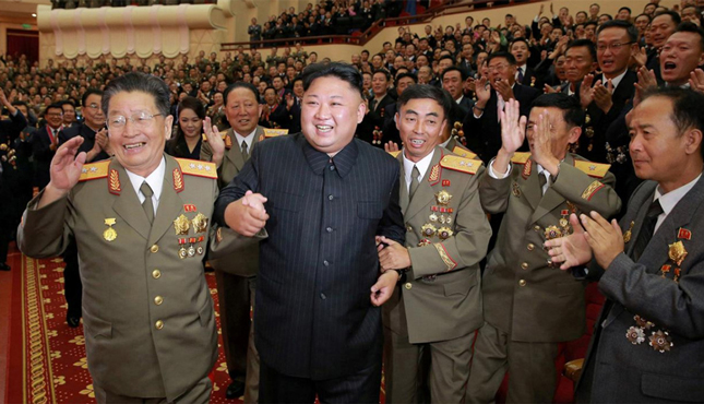 Nhà lãnh đạo Kim Jong-un (thứ hai, từ trái sang) gặp gỡ các nhà khoa học và các tướng lĩnh hàng đầu quân đội CHDCND Triều Tiên.					 					          Ảnh: KCNA