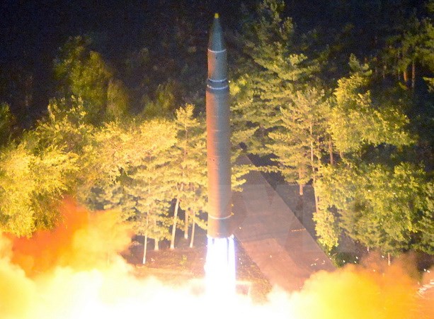 Tên lửa đạn đạo xuyên lục địa Hwasong-14 của Triều Tiên được phóng tại một địa điểm bí mật ngày 28/7 vừa qua. (Ảnh: EPA/TTXVN)