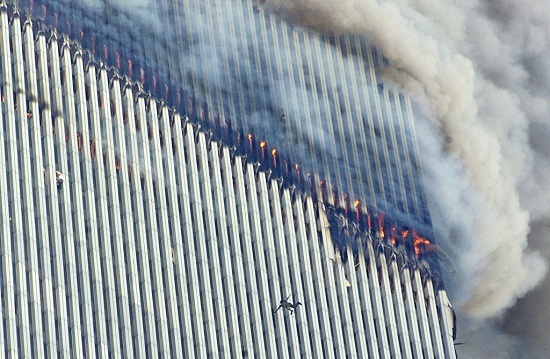 Người nhảy từ tòa tháp đôi bốc cháy ngày 11/9/2001. Ảnh: AP