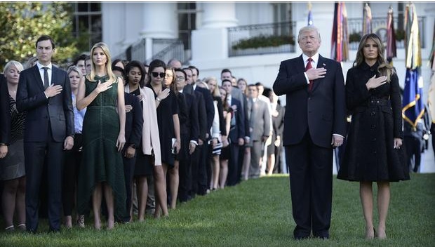 Tổng thống Trump cùng Đệ nhất Phu nhân và các thành viên gia đình dành một phút tưởng niệm các nạn nhân 11/9. Ảnh: AFP