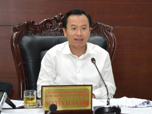 Bí thư Thành ủy, Chủ tịch HĐND thành phố Nguyễn Xuân Anh phát biểu kết luận phiên họp thường kỳ tháng 8-2017.   Ảnh: VIỆT DŨNG 
