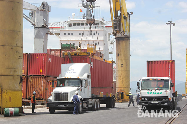 Hoạt động vận chuyển hàng hóa diễn ra sôi động tại cảng Tiên Sa.