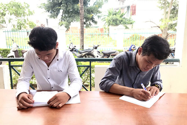 Hai anh em sinh đôi Nguyễn Tấn Hùng, Nguyễn Tấn Dũng tranh thủ học mọi lúc mọi nơi.
