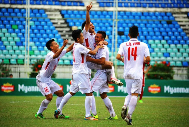 Niềm vui chiến thắng của các tuyển thủ U18 Việt Nam sau chiến thắng 3-0 trước U18 Indonesia trong trận đấu diễn ra chiều 11-9, trên sân Thuwunna (Myanmar).			Ảnh: AFFPresse