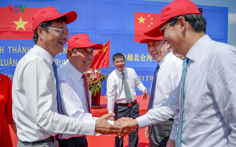 Đoàn đại biểu nước Cộng hòa nhân dân Trung Hoa do ông Hồng Tiểu Dũng, Đại sứ đặc mệnh toàn quyền tại Việt Nam, lãnh đạo Khu tự trị dân tộc Choang Quảng Tây dẫn đầu tham dự lễ khánh thành