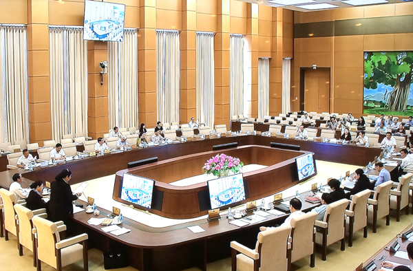 UBTVQH thảo luận về Báo cáo của Chính phủ. Ảnh: VGP/Nguyễn Hoàng