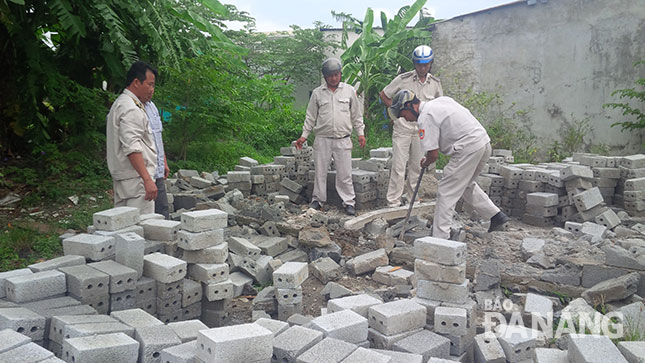 Lực lượng Quy tắc đô thị quận Liên Chiểu tiến hành đập bỏ móng nhà xây dựng trái phép trên địa bàn phường Hòa Khánh Nam.  												       Ảnh: TRỌNG HÙNG