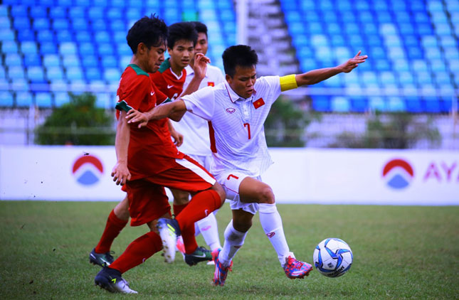 Không vượt qua được U18 Myanmar vì những sai lầm cá nhân, U18 Việt Nam (áo trắng) phải rời giải đấu trong tiếc nuối.       Ảnh: AFF