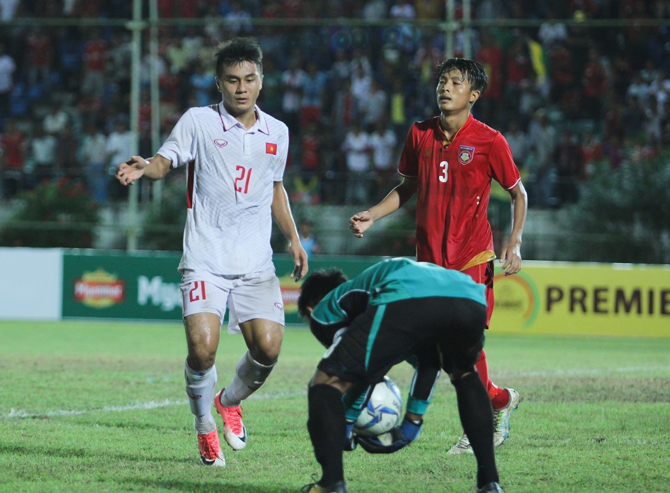Thủ môn U18 Myanmar câu giờ trước sự bất lực của tiền đạo Lê Văn Nam.