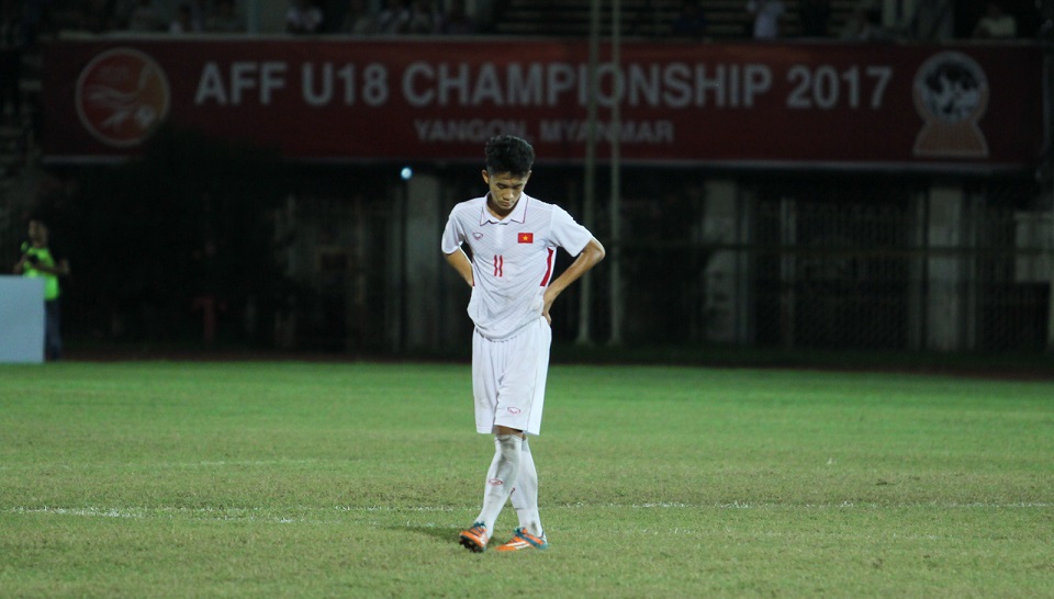 Lê Xuân Tú buồn bã sau tiếng còi mãn cuộc của trọng tài Daypuyat. Anh là một trong những cầu thủ thi đấu tốt nhất của U18 Việt Nam trên đất Myanmar nhưng sau trận đấu tối ngày 13/9, Giải U18 Đông Nam Á 2017 đến đây là khép lại.