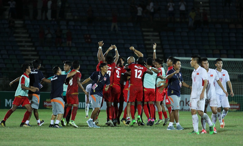 U18 Myanmar ăn mừng cực kỳ phấn khích. Họ ngược dòng đánh bại đội tuyển U18 Việt Nam với tinh thần chiến đấu quật cường, không bỏ cuộc. Những cầu thủ áo trắng lặng thinh trước sự phấn khích của đội chủ nhà.
