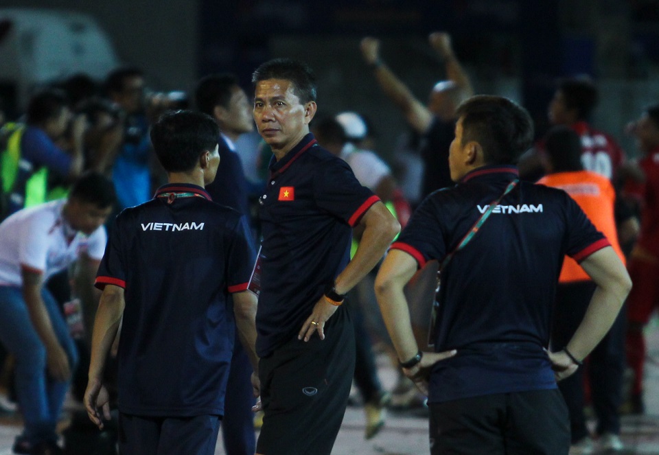 HLV Hoàng Anh Tuấn và các cộng sự như chết lặng sau trận đấu. Có lẽ, ông vẫn không tin rằng đội tuyển U18 Việt Nam đã thất bại sau những toan tính chi tiết. 