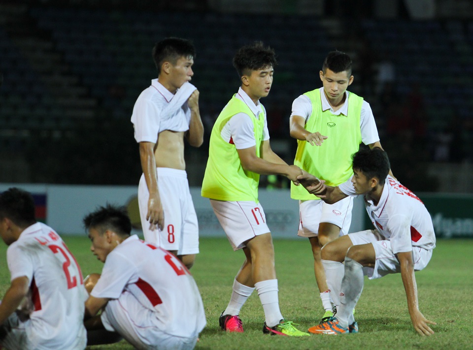 Các cầu thủ U18 Việt Nam lần lượt tự kéo nhau đứng dậy. Họ vừa trải qua nỗi buồn thất trận rất lớn khi cánh cửa đi tiếp vốn đã rất rộng mở. 