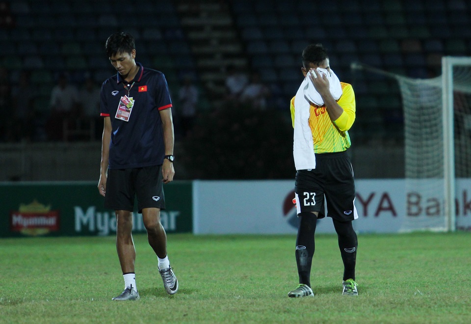 Thủ thành Y Êli Niê mắc sai lầm ở những phút cuối cùng. Thủ môn người Ê đê là 1 trong 5 thủ môn của các đội tuyển Việt Nam gặp phải những sai lầm tai hại trong năm 2017.