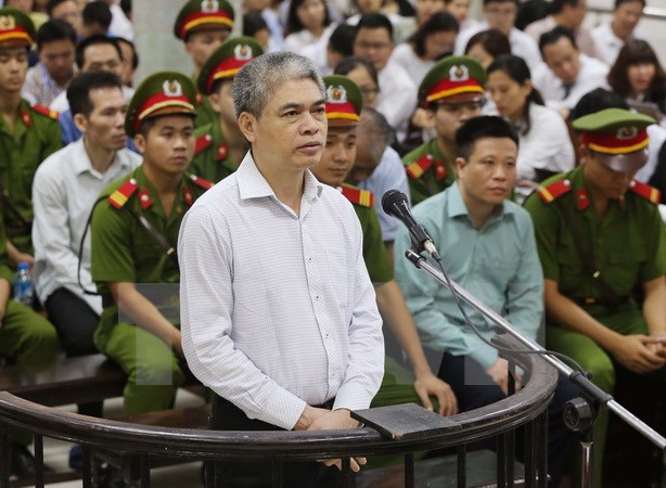 Bị cáo Nguyễn Xuân Sơn, nguyên Tổng Giám đốc Oceanbank đứng trước vành móng ngựa. (Ảnh: Doãn Tấn /TTXVN)
