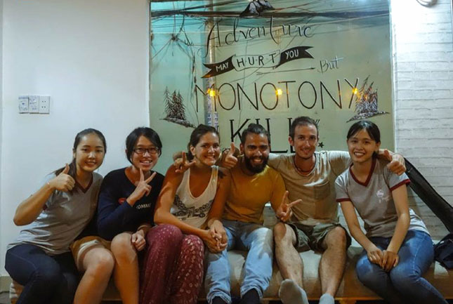 Khoảnh khắc vui vẻ của khách và nhân viên tại một hostel ở Đà Nẵng. Ảnh: T.C