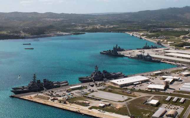 Vụ phóng tên lửa là thông điệp rõ ràng của CHDCND Triều Tiên gửi đến Mỹ: “Chúng tôi có thể tấn công đảo Guam bất kỳ lúc nào”. Trong ảnh: Các tàu hải quân tại căn cứ hải quân của Mỹ ở Guam. 							Ảnh: Reuters