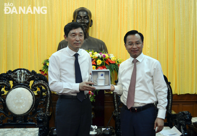 Bí thư Thành ủy, Chủ tịch HĐND thành phố Nguyễn Xuân Anh (phải) tiếp Đại sứ Hàn Quốc tại Việt Nam Lee Hyuk.    Ảnh: VIỆT DŨNG